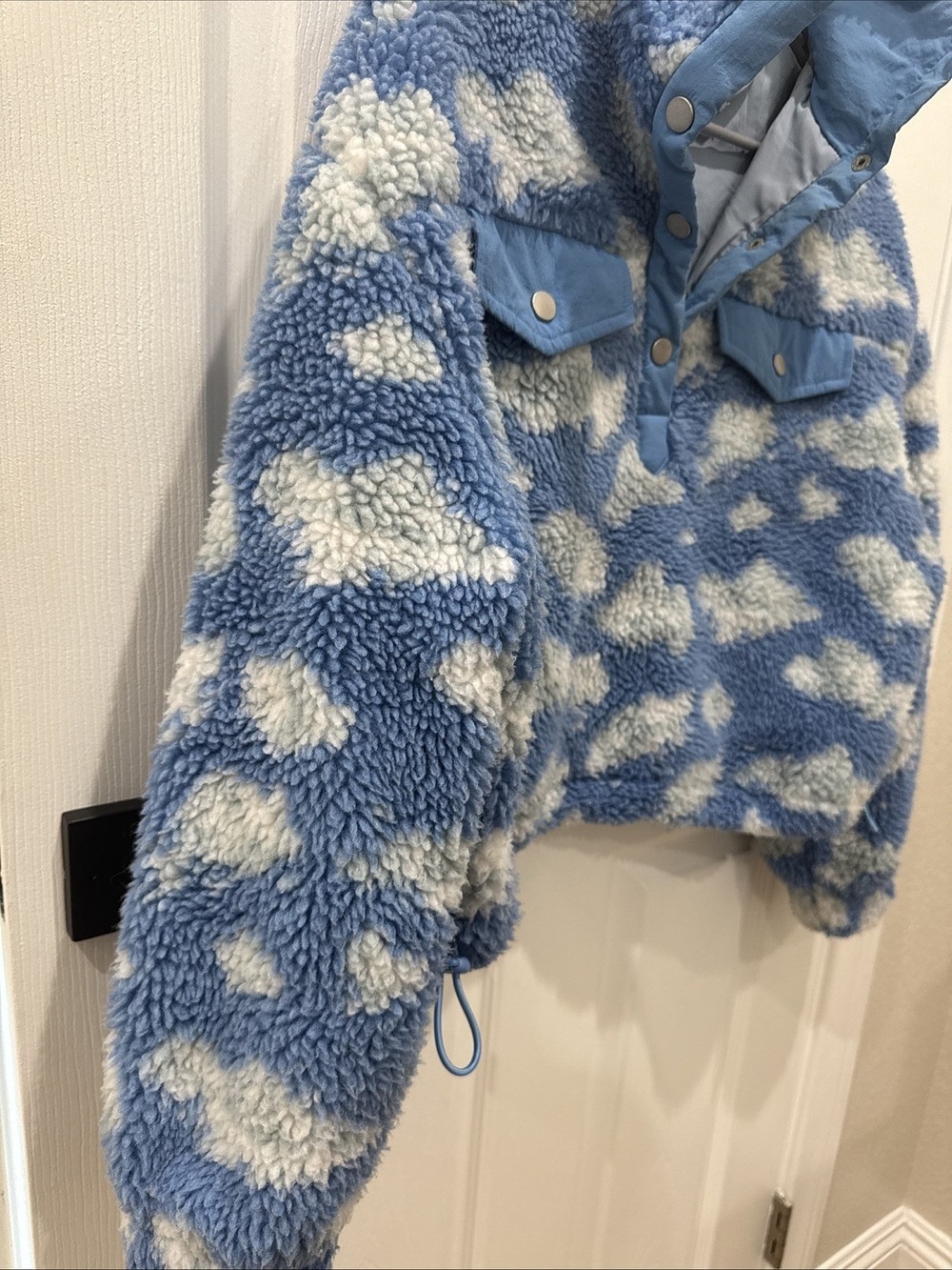 Urban outfitters Blue and White cloud Sherpa Pullover - Women’s Size Small - Picture 8 of 11